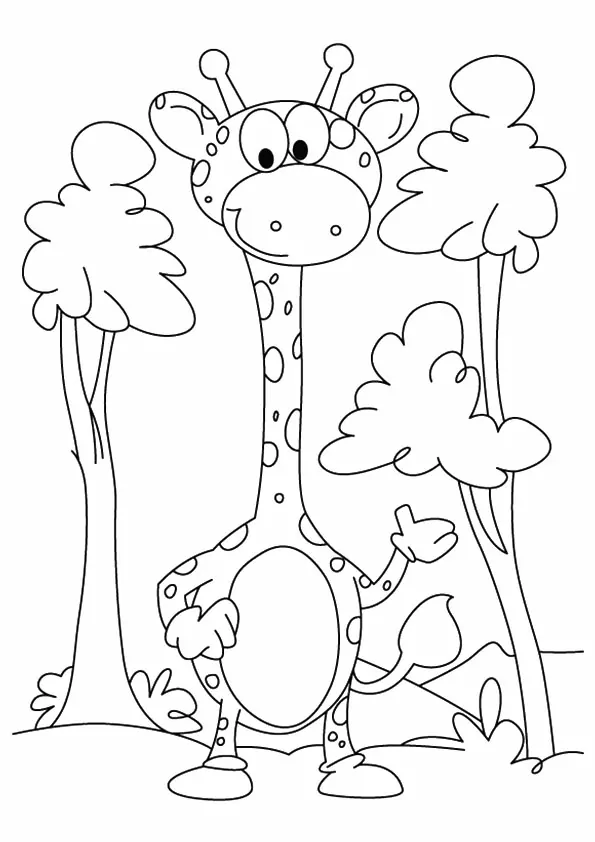 Baby Giraffe unter den Bäumen